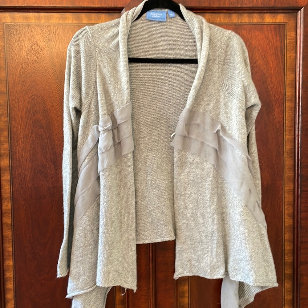 SimplyVera Vera Wang small gray sweater